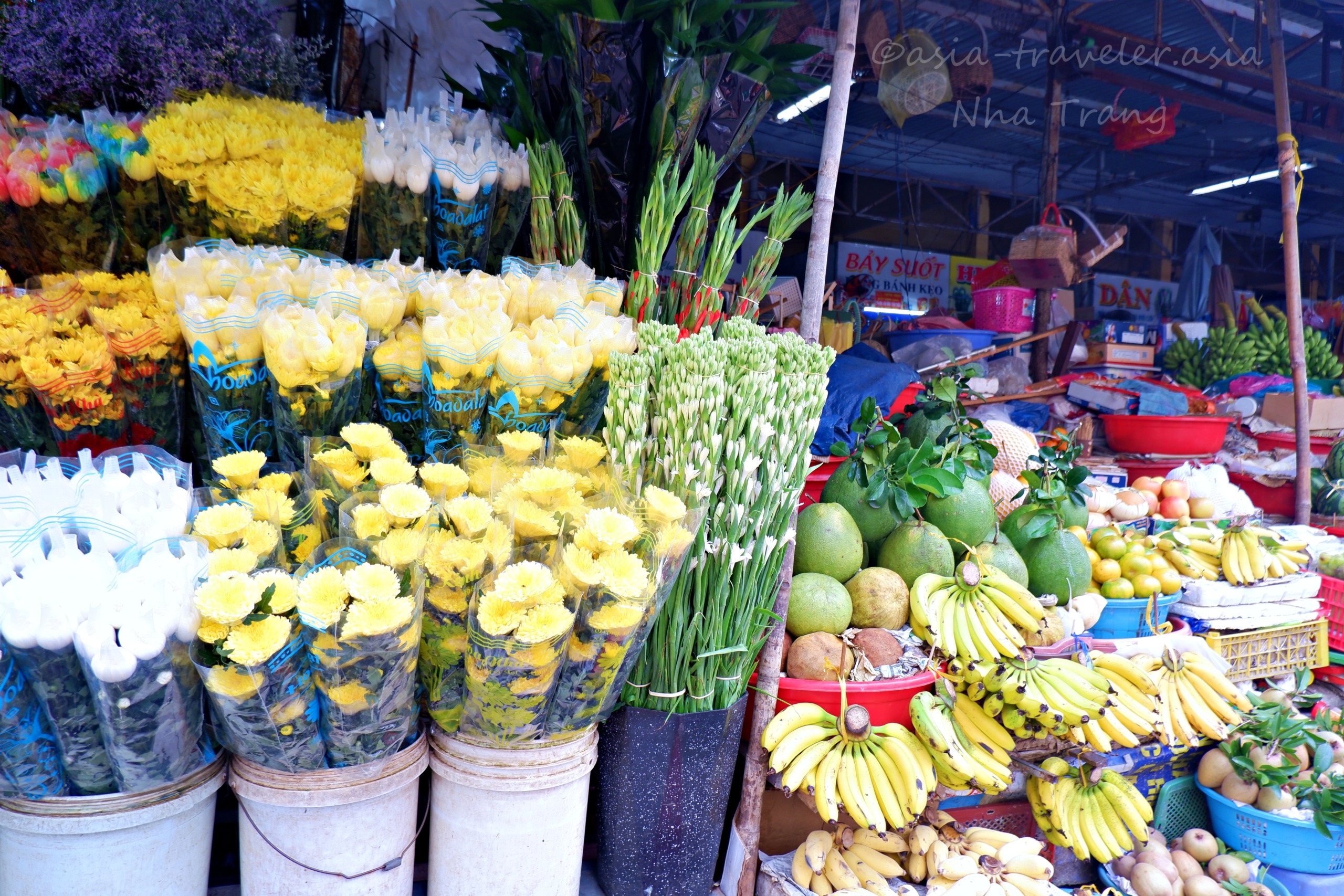 ニャチャン・ソムモイ市場周辺の花と果物の露店
